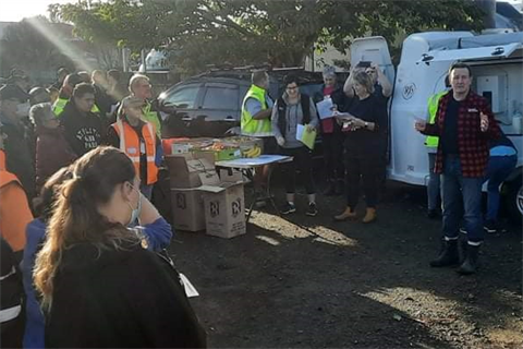 Levin Tornado Event - Mayor Bernie Wanden talking to Clean-up volunteers - news thumbnail image.