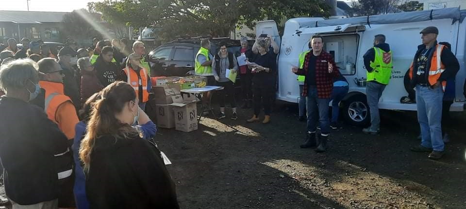 Levin Tornado Event - Mayor Bernie Wanden talking to Clean-up volunteers.